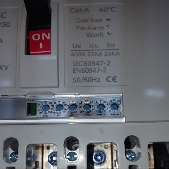 Interruptor automático caja moldeada 3 polos 100A 250A 400A 630A